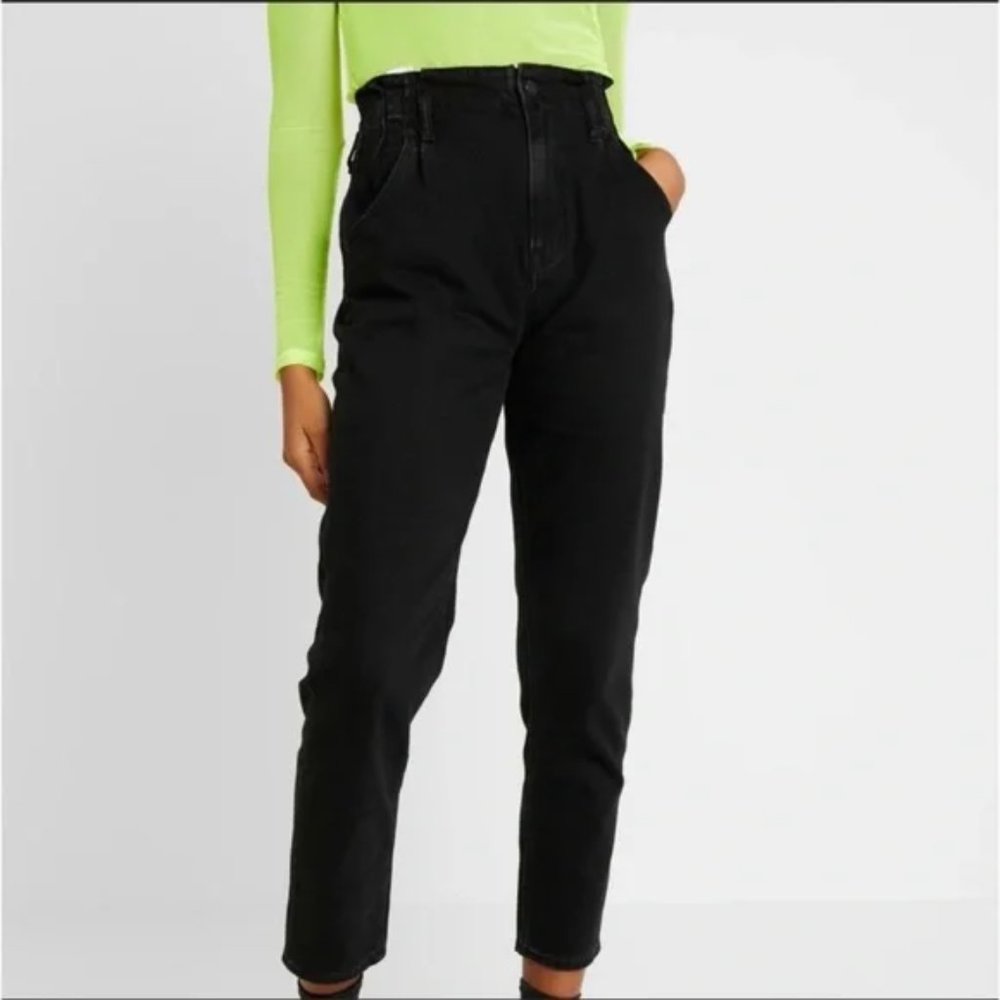 American Eagle - Classic Black High-Waisted Jeans